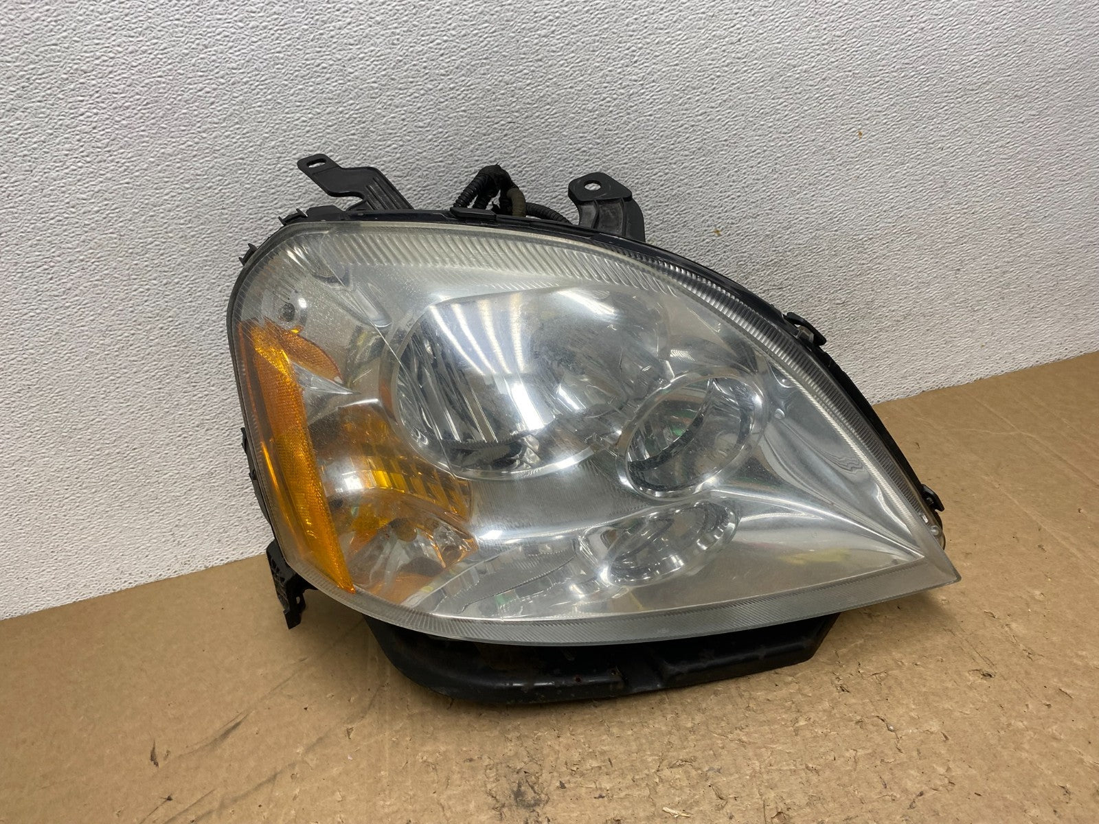 2005 to 2007 Ford Five Hundred Halogen Right Passenger Side Headlight AG1315 DW0