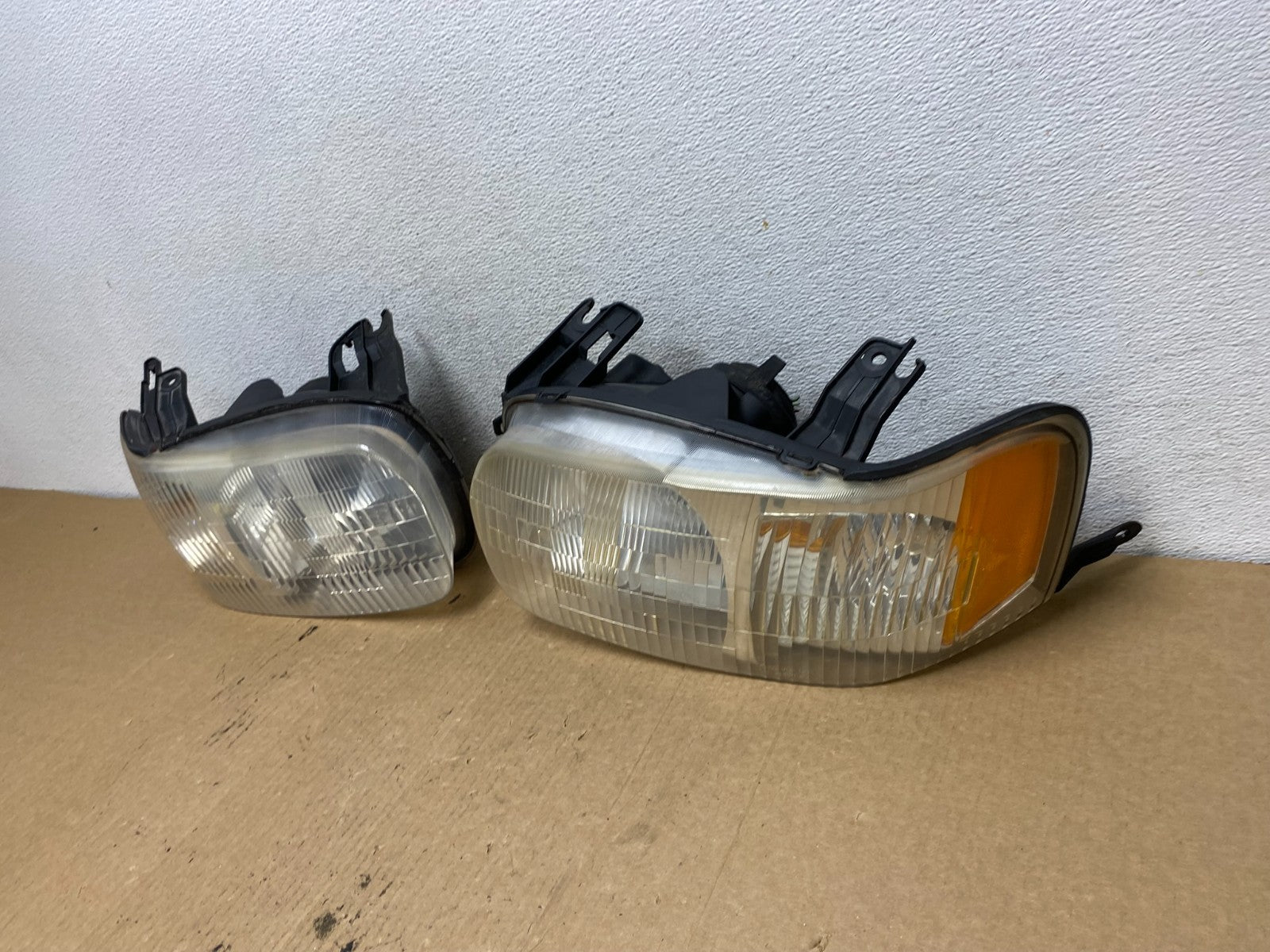 2001 - 2004 Ford Escape Headlights Left+Right Halogen AG2047 DW1