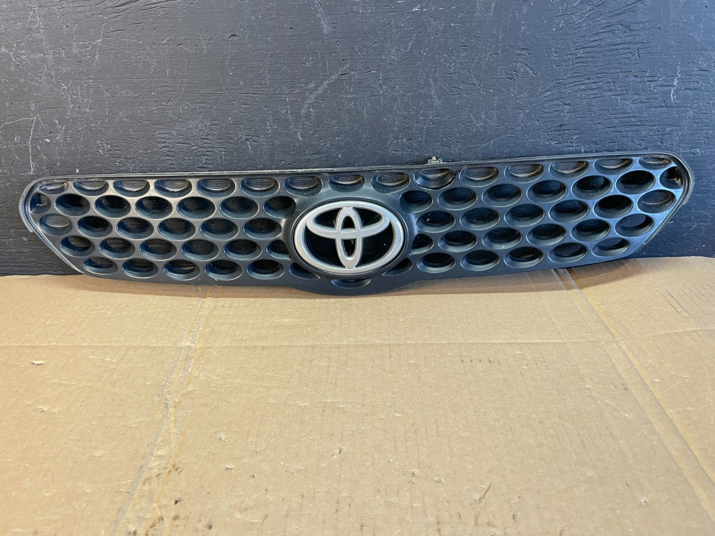 2003 to 2004 Toyota Matrix Front Upper Grill Grille ac5458 DG0