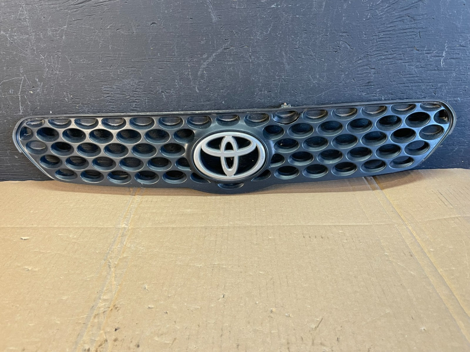2003 to 2004 Toyota Matrix Front Upper Grill Grille ac5458 DG0