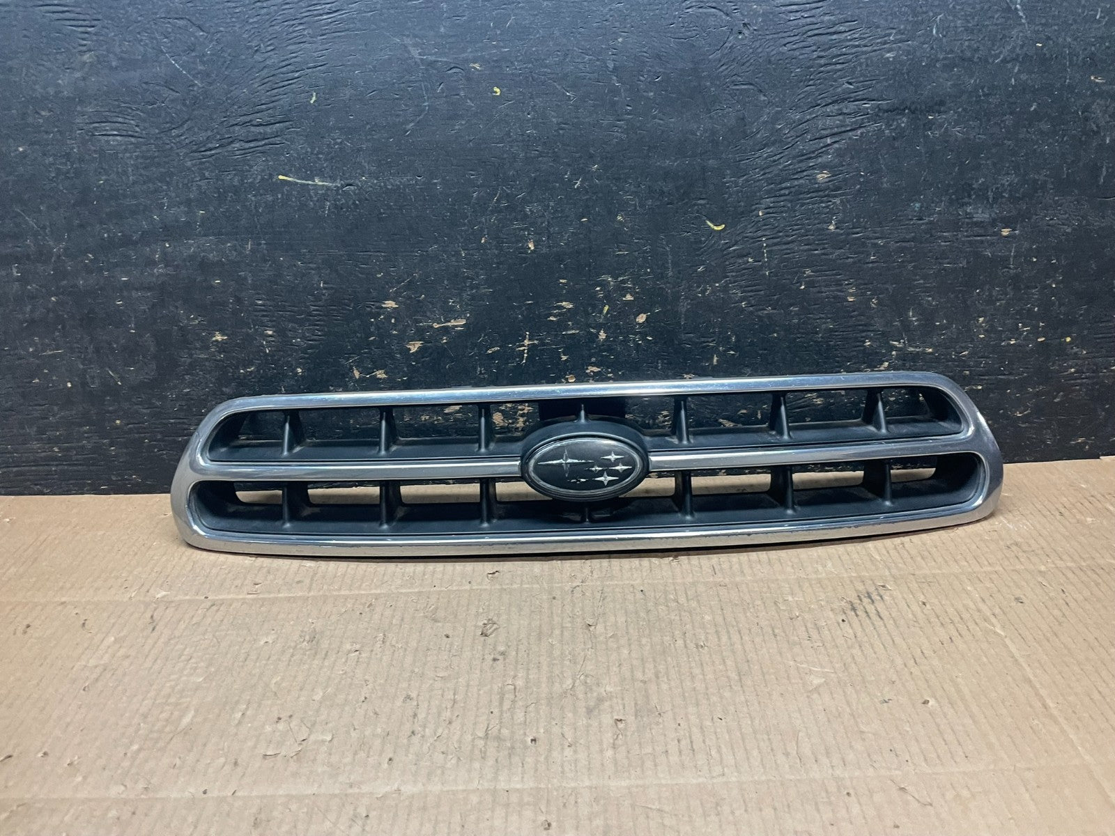 2000 to 2002 Subaru Legacy Outback Grill Grille OEM Y1931 DG0