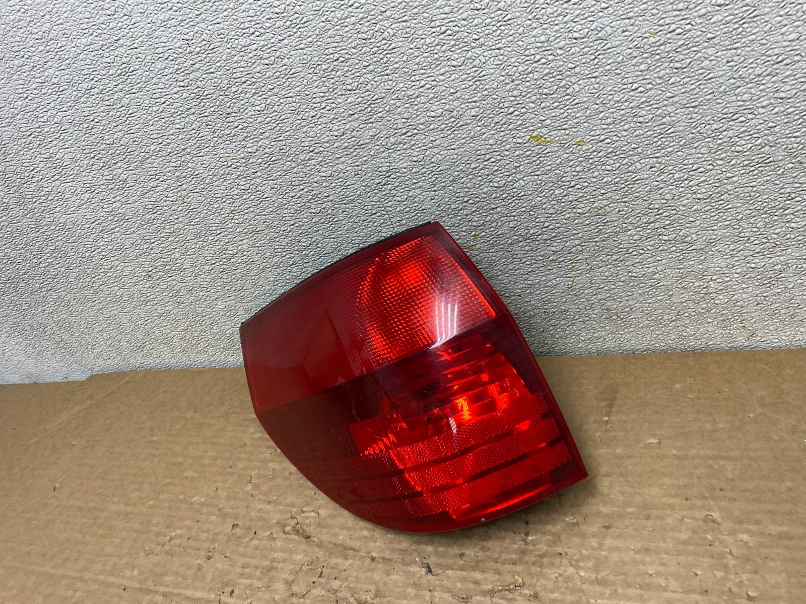 2004 to 2005 Toyota Sienna Left Driver LH Side Tail Light Z3058 DW1