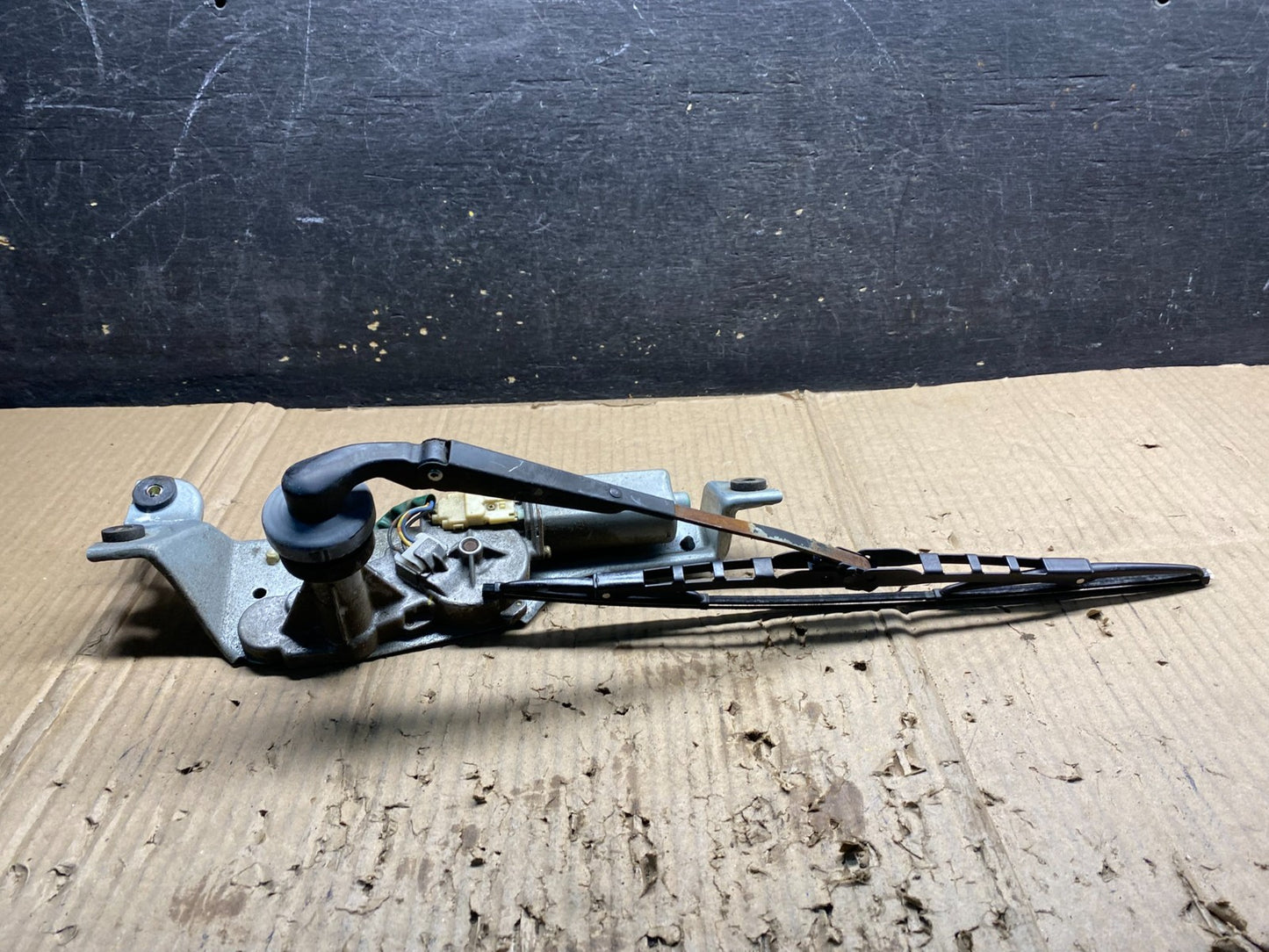 2000 to 2004 Subaru Legacy Rear Windshield Wiper Motor OEM X3974 PS3