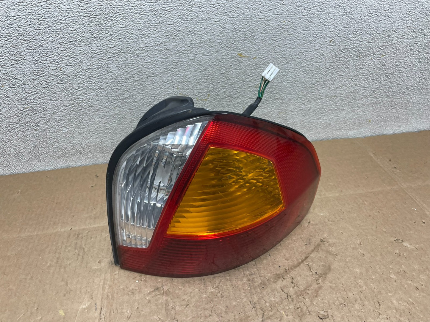2001 2002 2003 2004 Hyundai Santa Fe Right Passenger Rh Side Tail Light Y8951 DW0