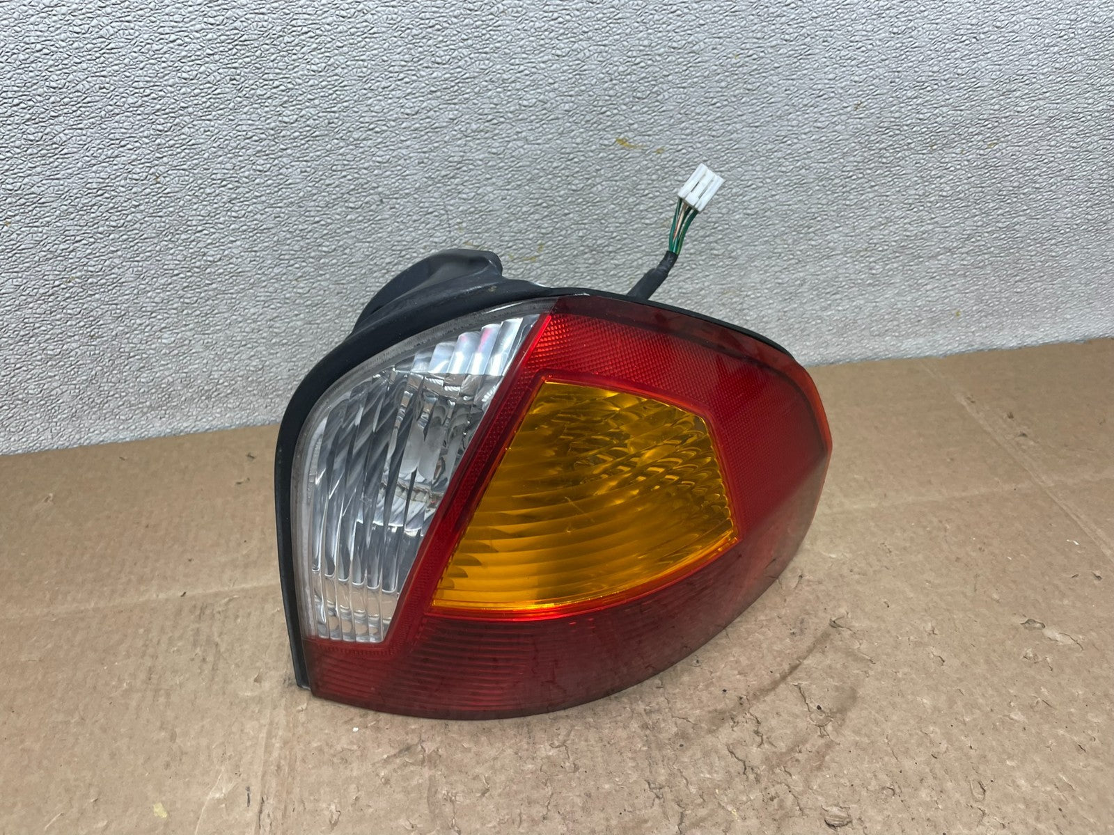 2001 2002 2003 2004 Hyundai Santa Fe Right Passenger Rh Side Tail Light Y8951 DW0