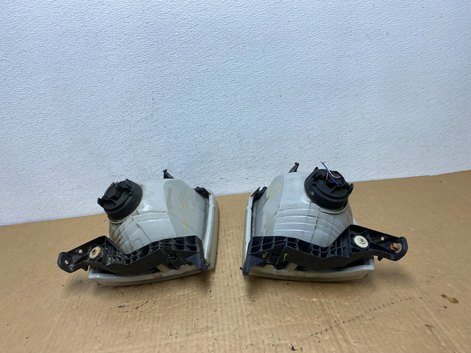 2001-2004 Toyota Sequoia Left+Right Side Halogen Headlights AC7717 DW10