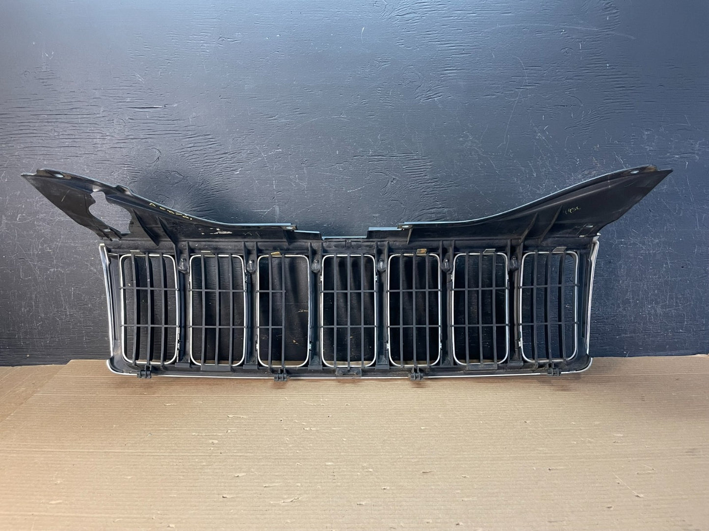 2005 2006 2007 Jeep Grand Cherokee Front Upper Grill Grille AE8701 DG3