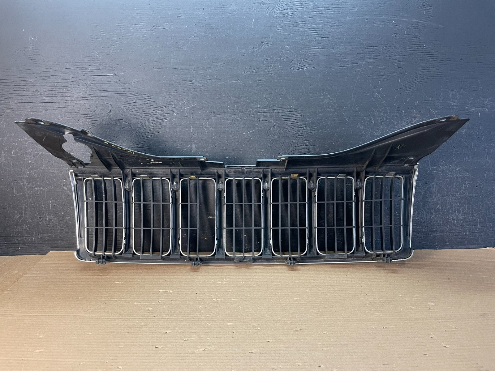 2005 2006 2007 Jeep Grand Cherokee Front Upper Grill Grille AE8701 DG3