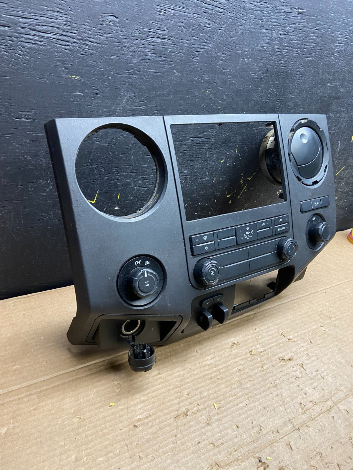 2008-2010 Ford F250 F350 Radio Climate Control Radio Dash Bezel Trim Panel W18882