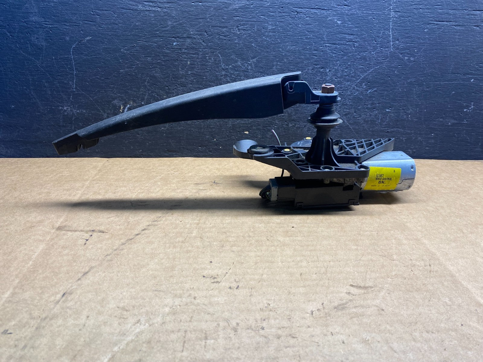 2007 to 2010 Ford Edge Licnoln MKX Rear Windshield Wiper Motor AD7526 DG3