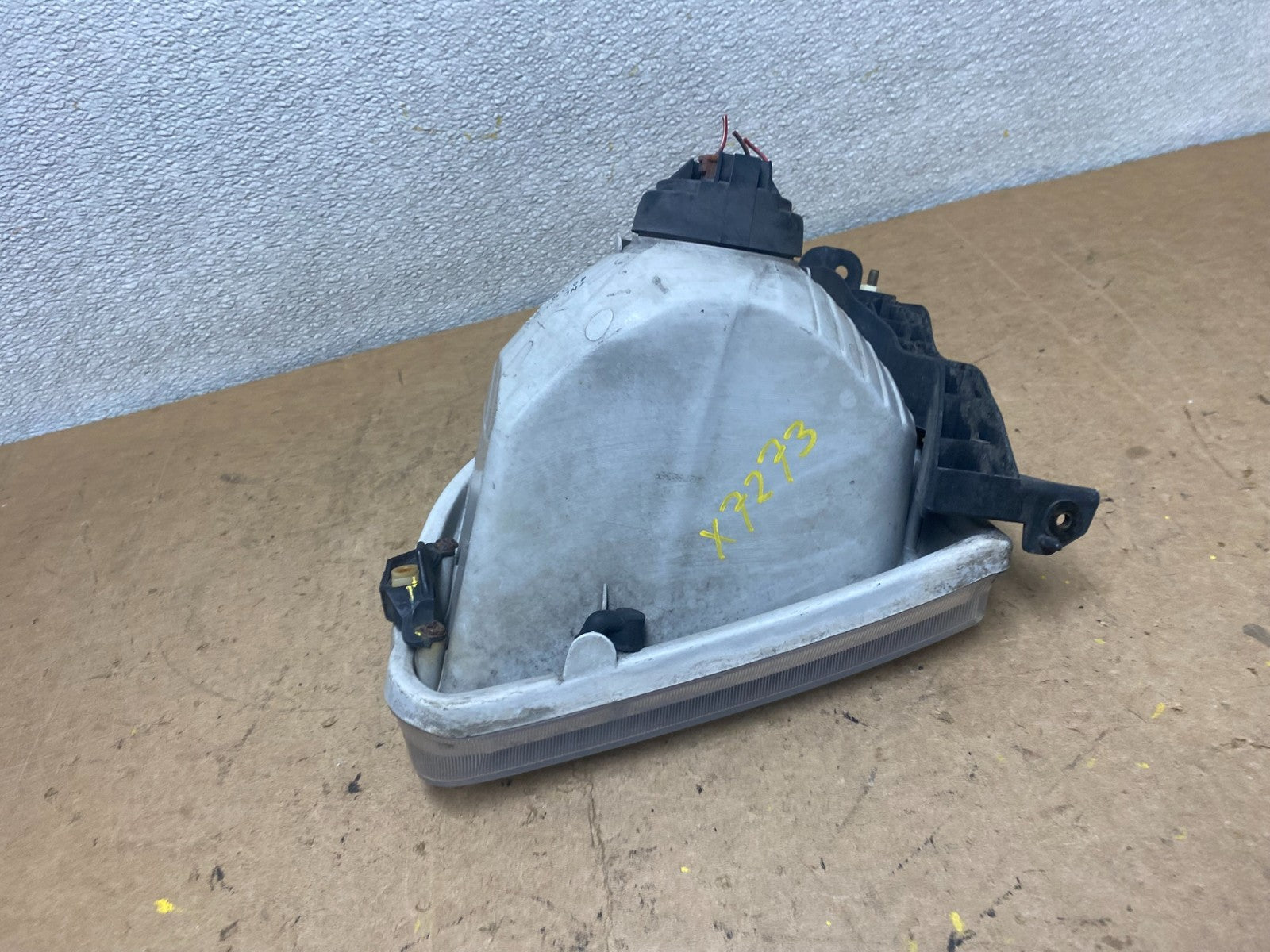 2001-2004 Toyota Sequoia Right Passenger RH Side Headlight Halogen OEM X7273 DW8