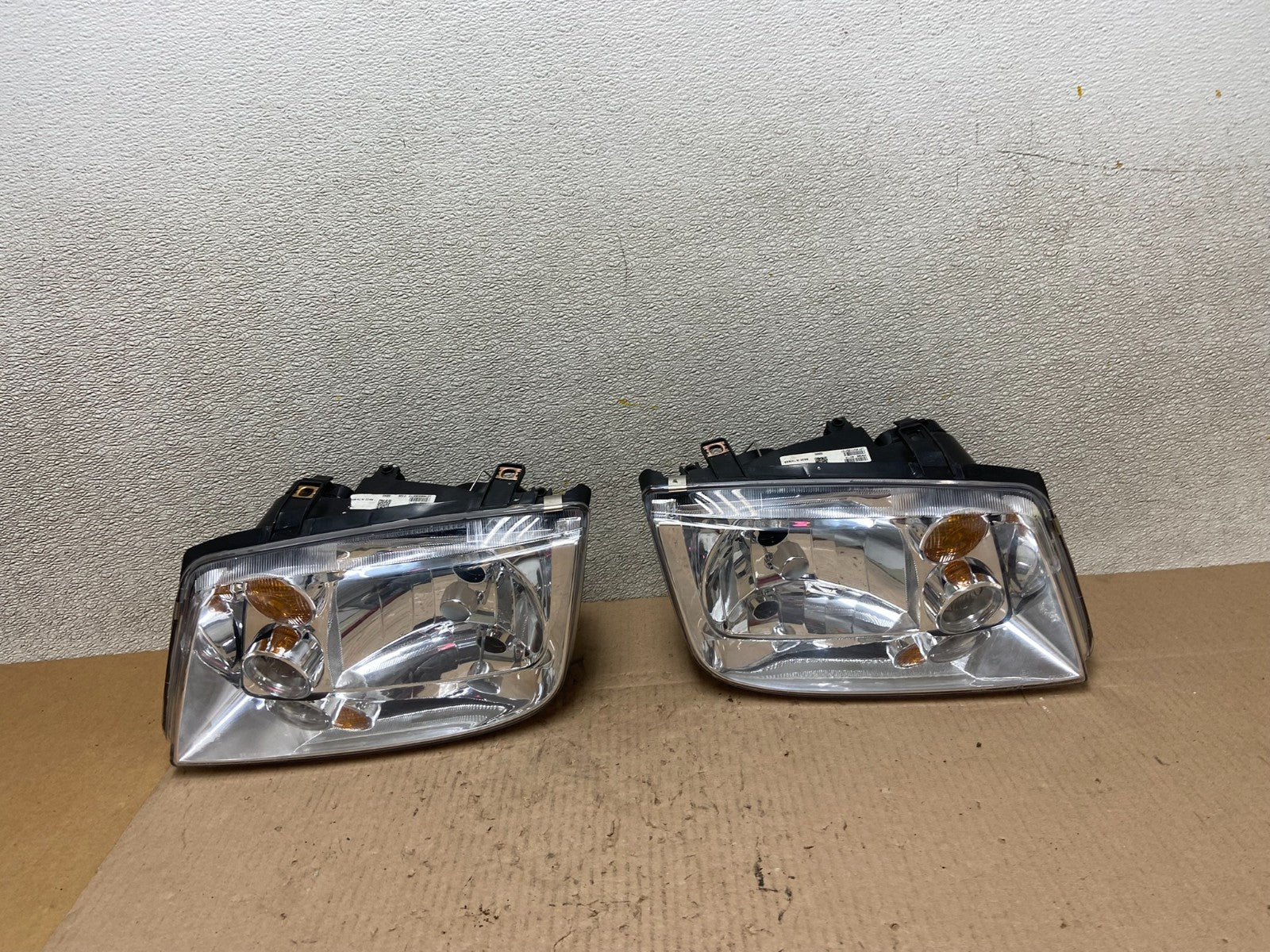2002 to 2004 Volkswagen Jetta Left+Right Headlights Aftermarket Z4071 DW0