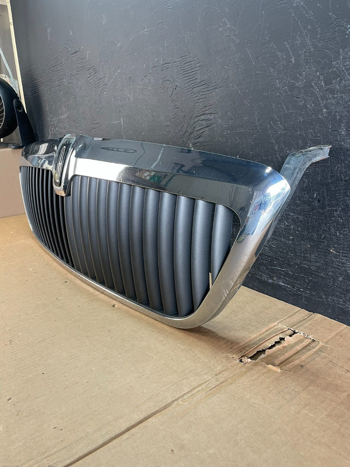 2003-2006 Lincoln Navigator Front Upper Grill Grille ae8422 DG1