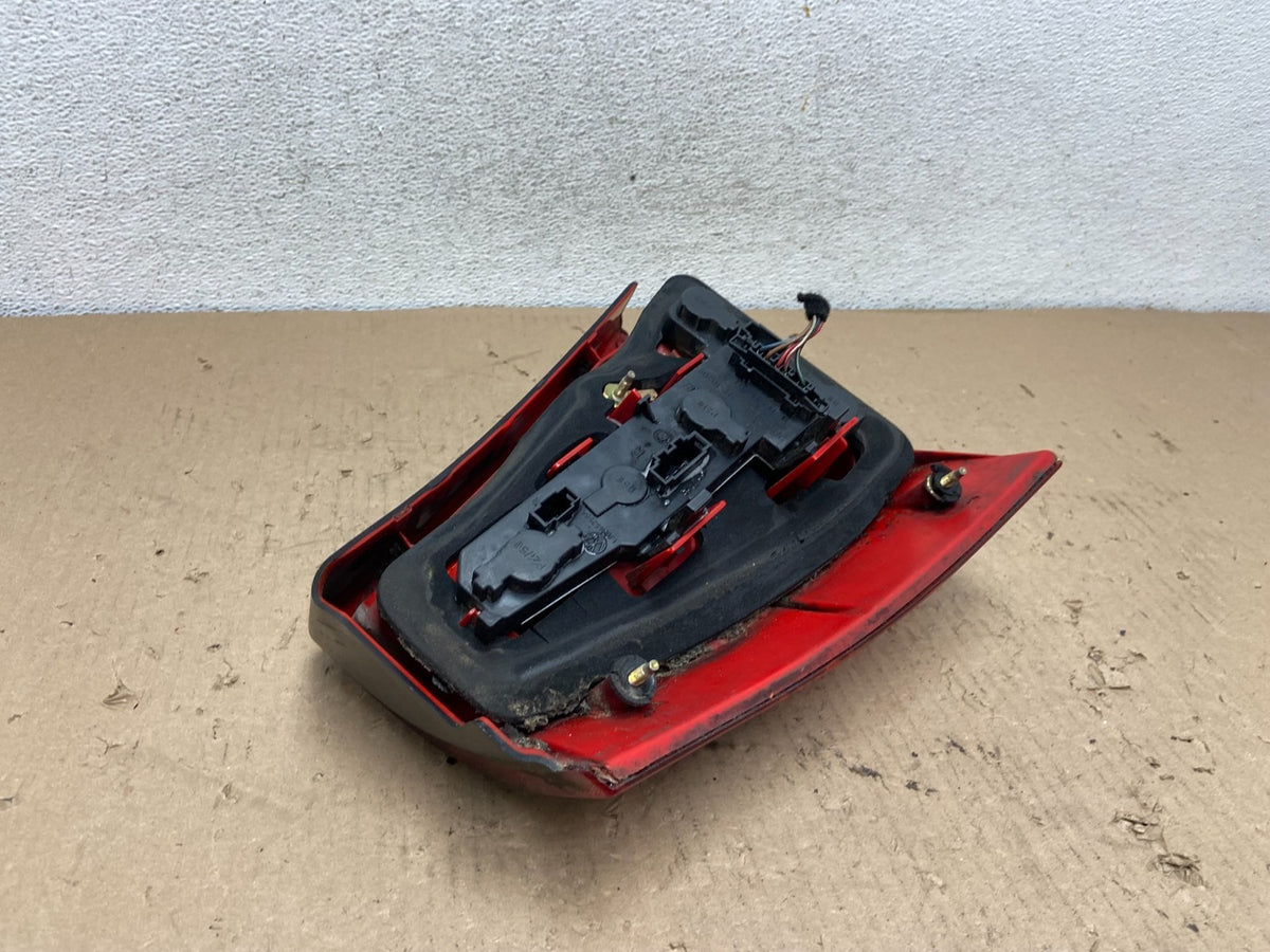 2003 2004 Volkswagen Jetta Wagon Right Passenger Side Tail Light AF42936