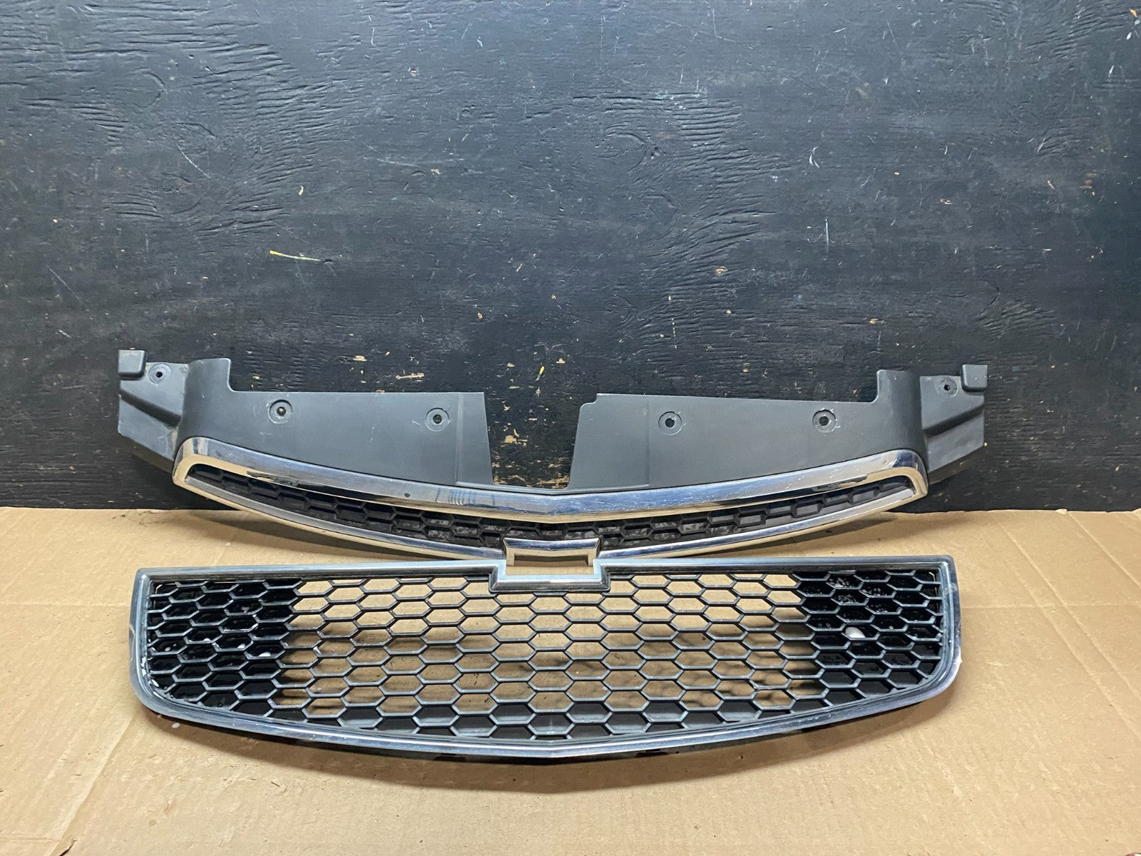 2011 to 2014 Chevrolet Cruze Upper Lower Set Grill Grille V7299 DG0