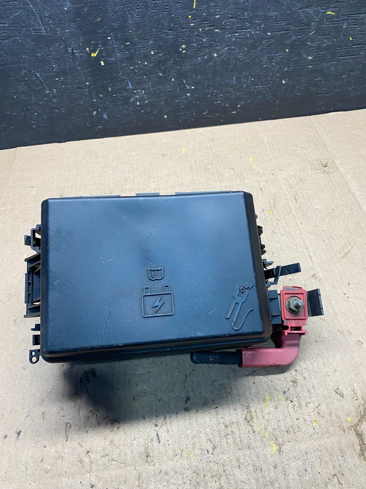 2008 Chrysler 300 Charger Totally Integrated Power Module Fuse Box TIPM R8496 DG0