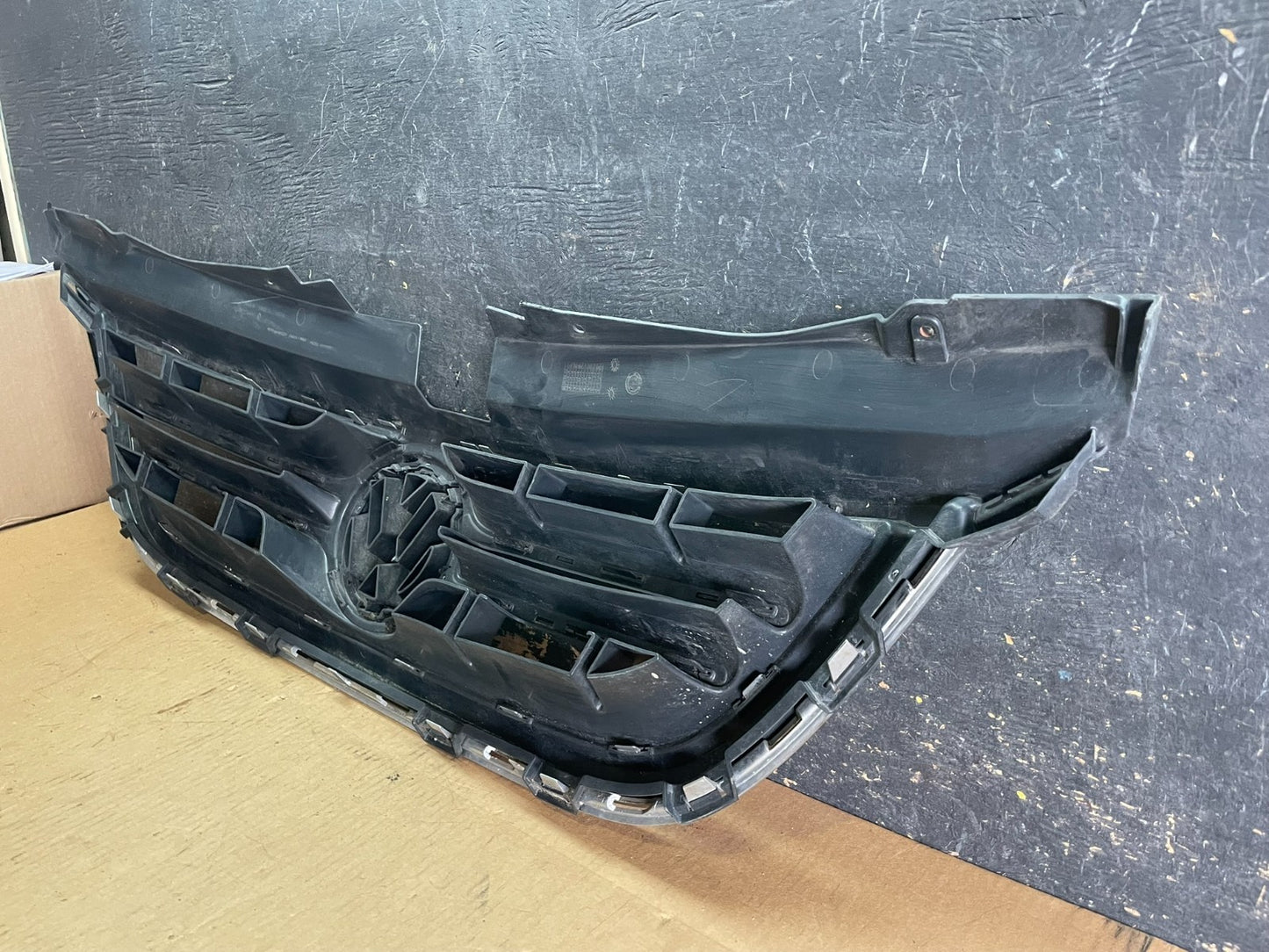 2009 to 2014 Volkswagen Routan Front Upper Grill Grille OEM z8242 DG8