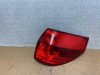 2004-2005 Toyota Sienna Right Passenger Rh Side Tail Light TYC Z7799 DW0