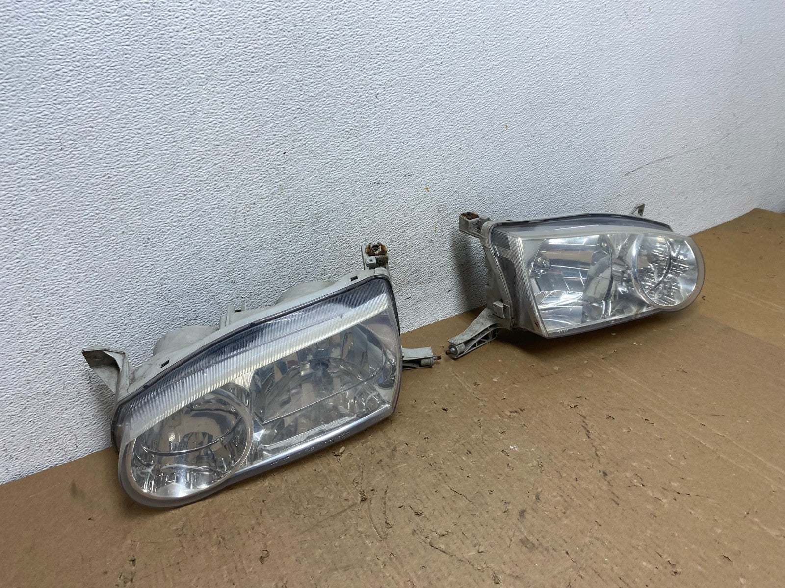 2001-2002 Toyota Corolla Left+Right Side Halogen Headlights AD8175 DW2