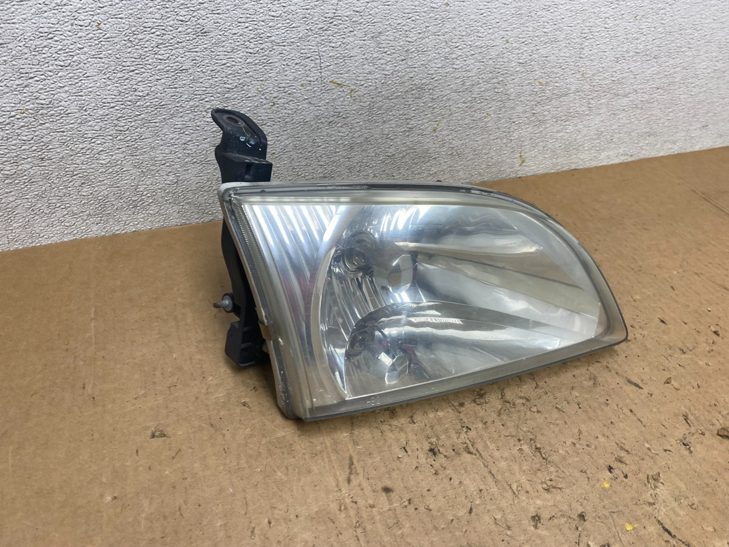 2001  to 2003 Toyota Sienna Right Passenger Side Headlight OEM Q7867 DW2
