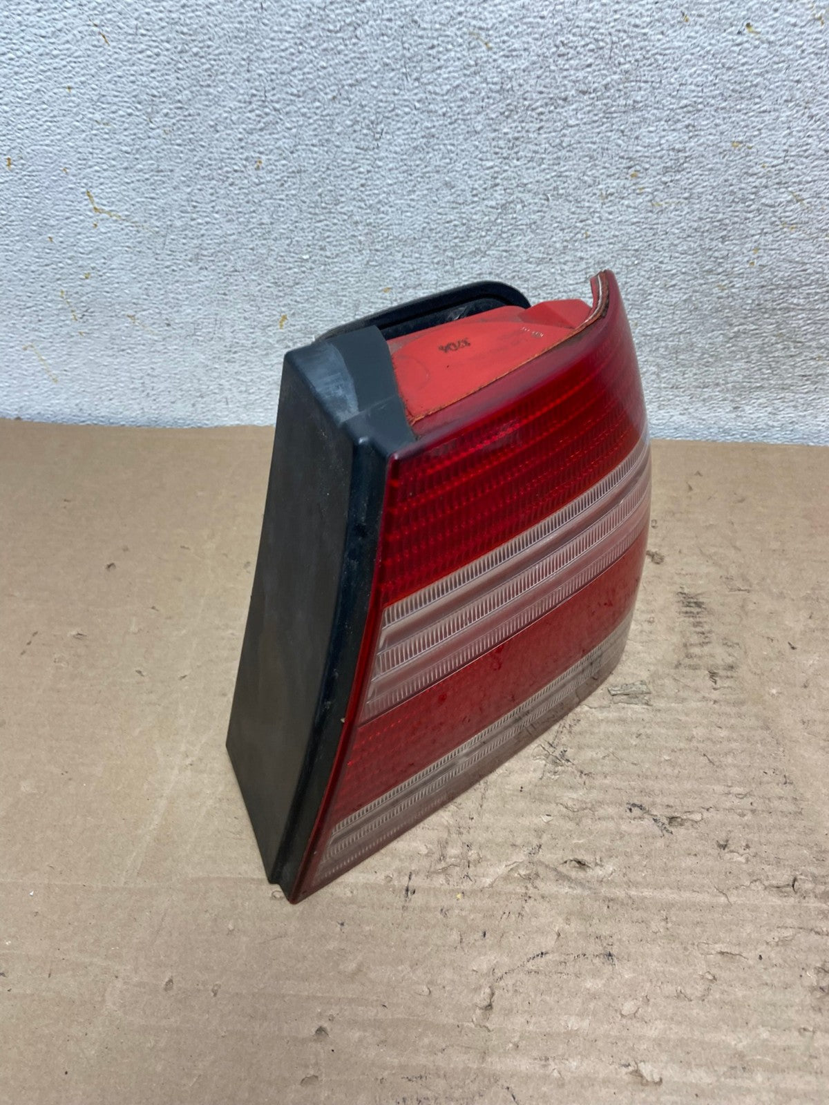 2004 to 2005 Volkswagen Jetta Right Passenger RH Side Tail Light AI0970 LK2