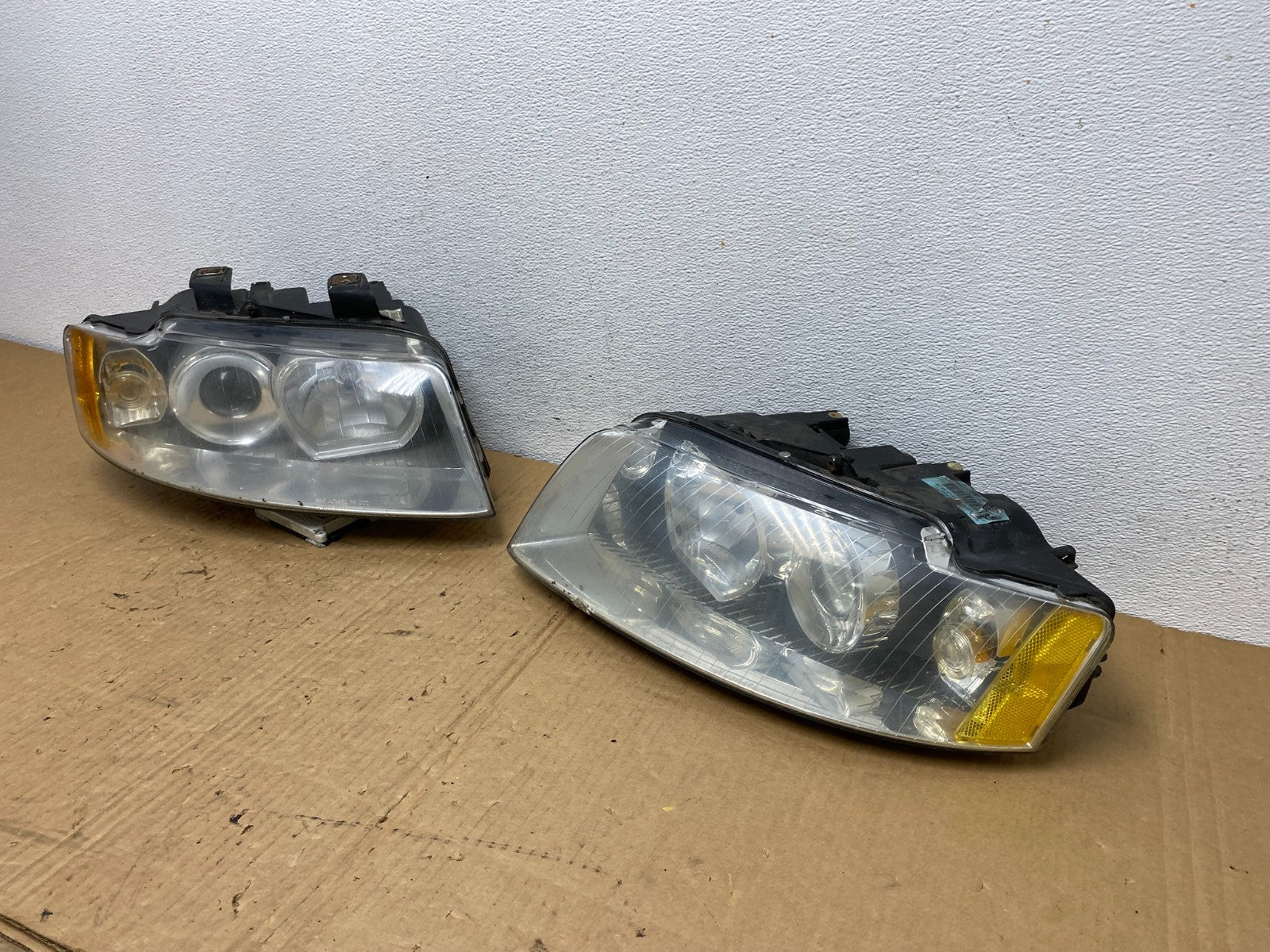 2002-2005 Audi A4 Sedan Left+Right Side Halogen Headlights AC7710 DW1