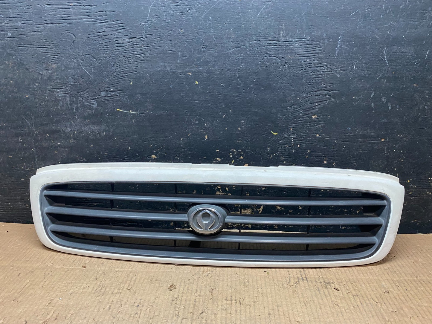 1998 to 1999 Mazda MPV Front Grill Grille Y6483 PS0
