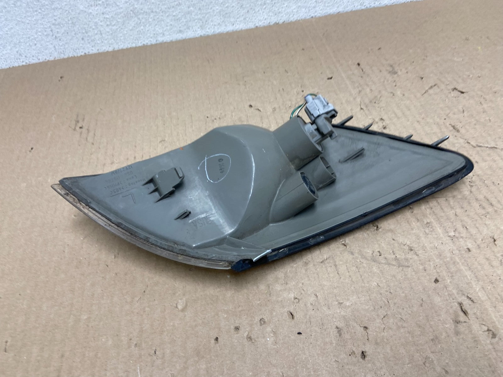 2000 to 2001 Lexus ES300 Left Driver LH Side Turn Signal AE9677 DW5
