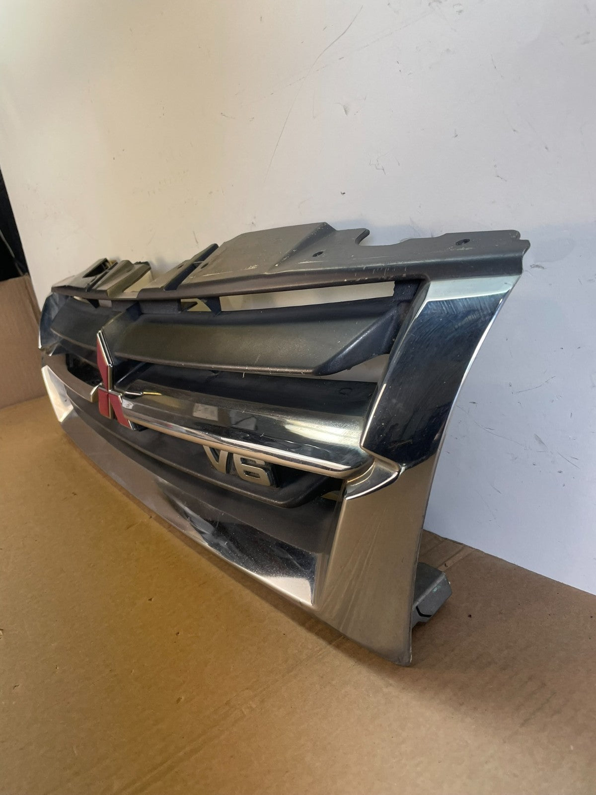 2001 2002 Mitsubishi Montero Front Upper Grill Grille ag2941 DG1