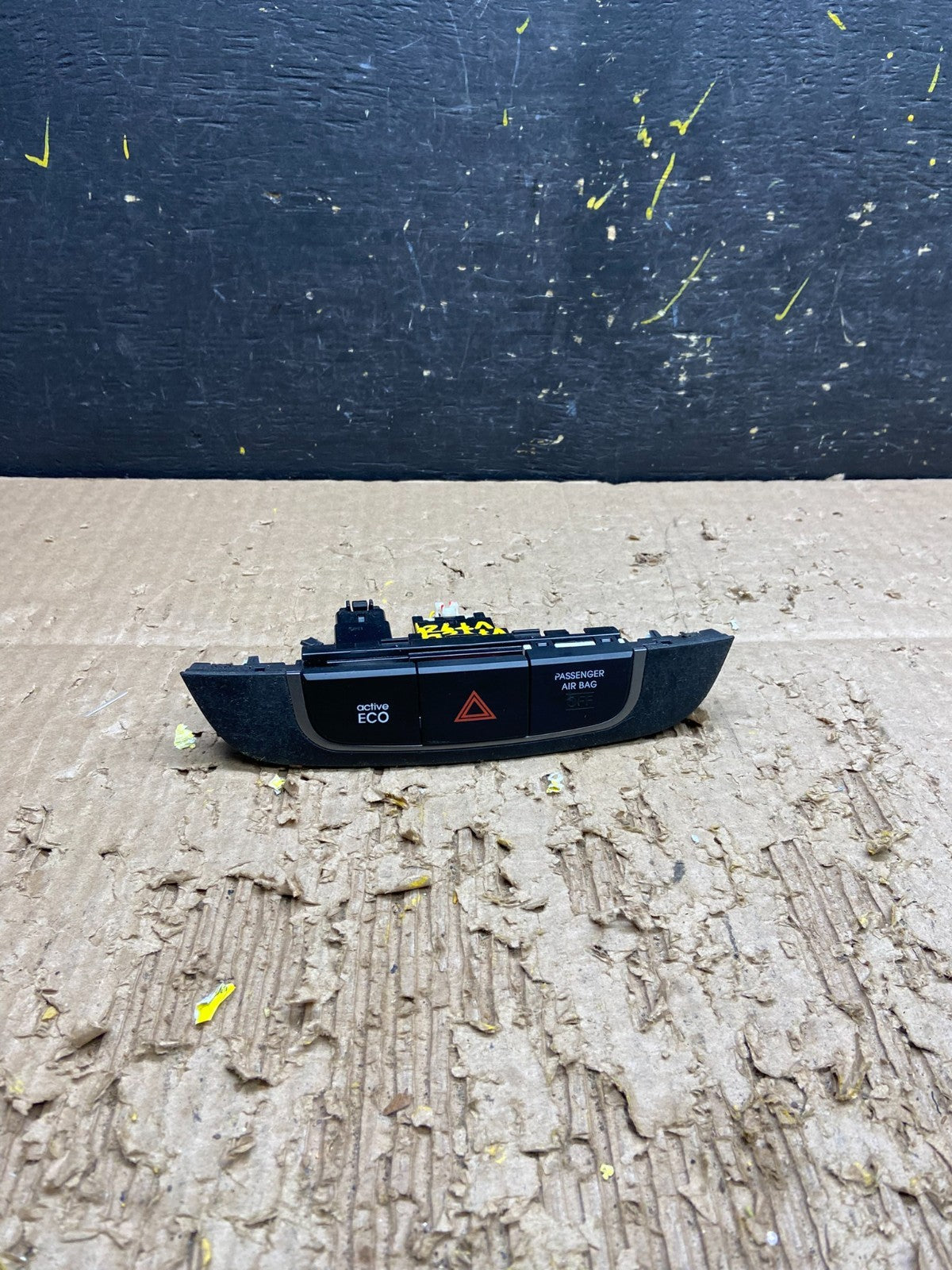 2010 to 2013 Hyundai Tucson Dash Dashboard Center Warning Hazard Switch V7924 DG0