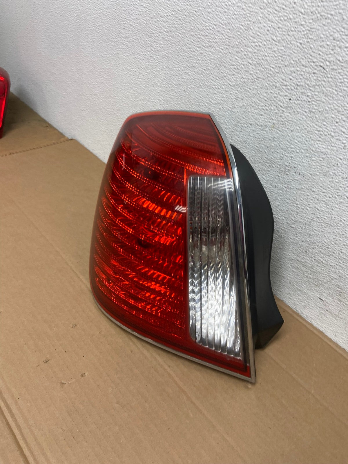 2004 to 2005 Hyundai XG350 Left Driver LH Side Tail Light AD4136 LK1