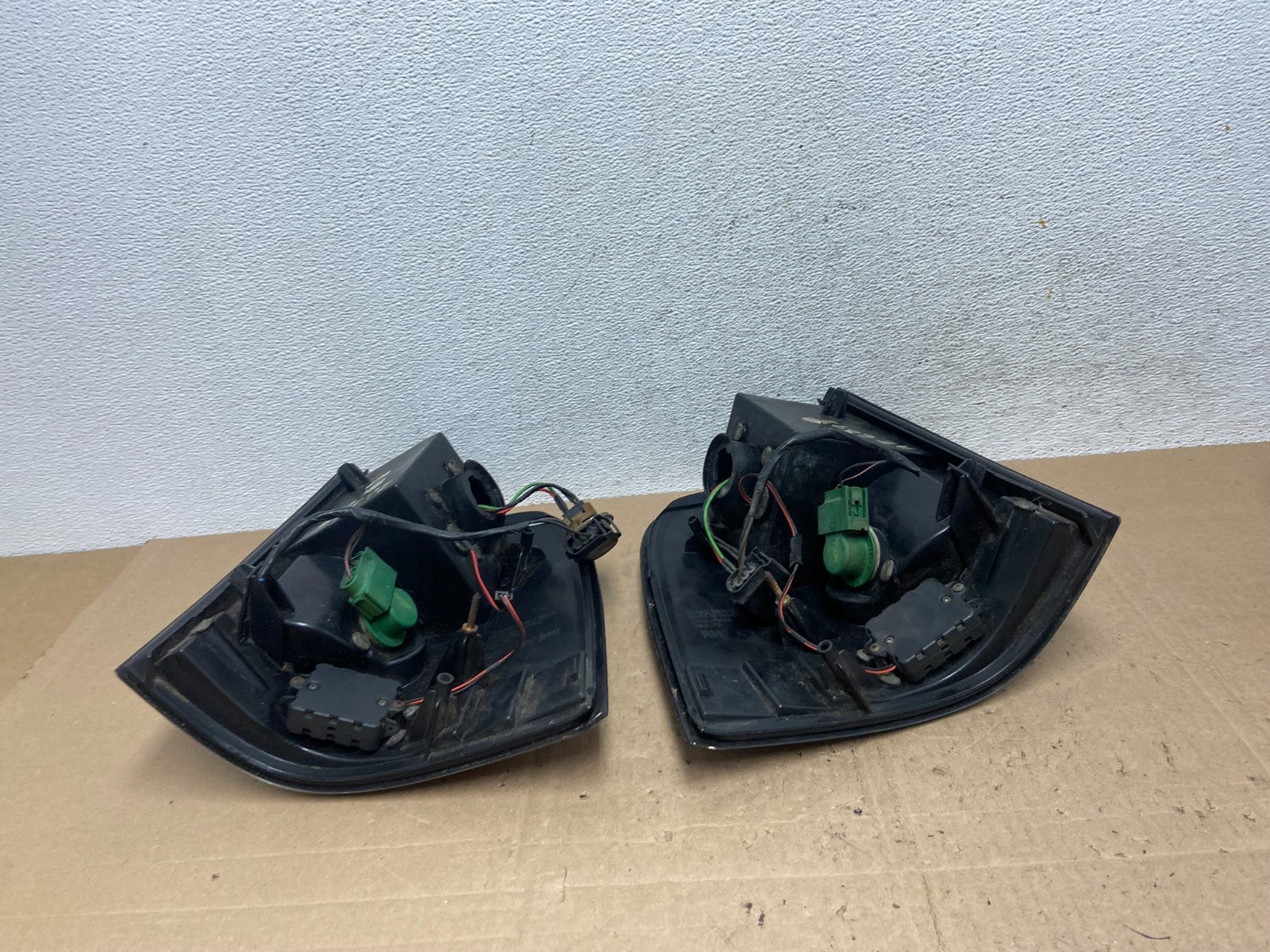 2002 to 2005 Ford Explorer Left+Right Set LED Tail lights ae6092 DG11