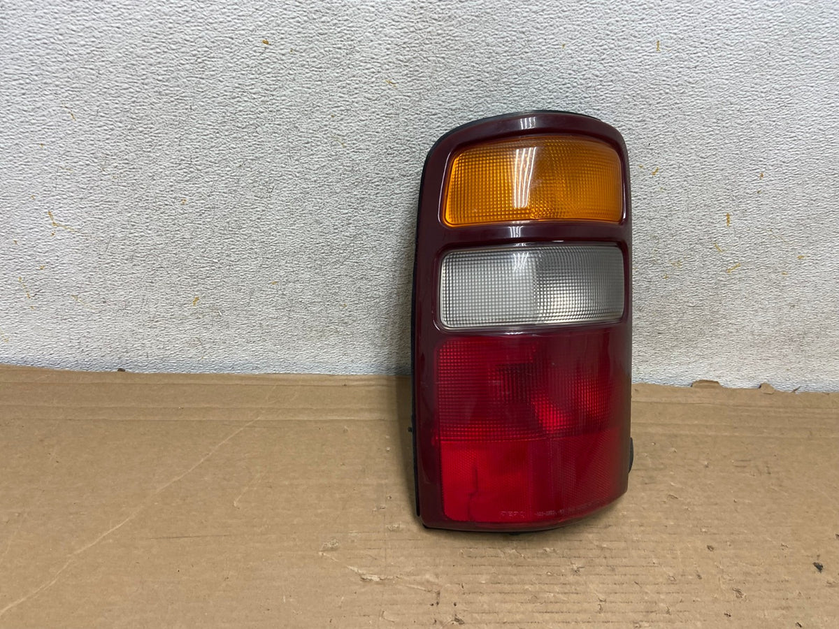 2000 - 2006 Chevrolet Suburban Tahoe Yukon Left Driver LH Tail Light AH8855 LK1