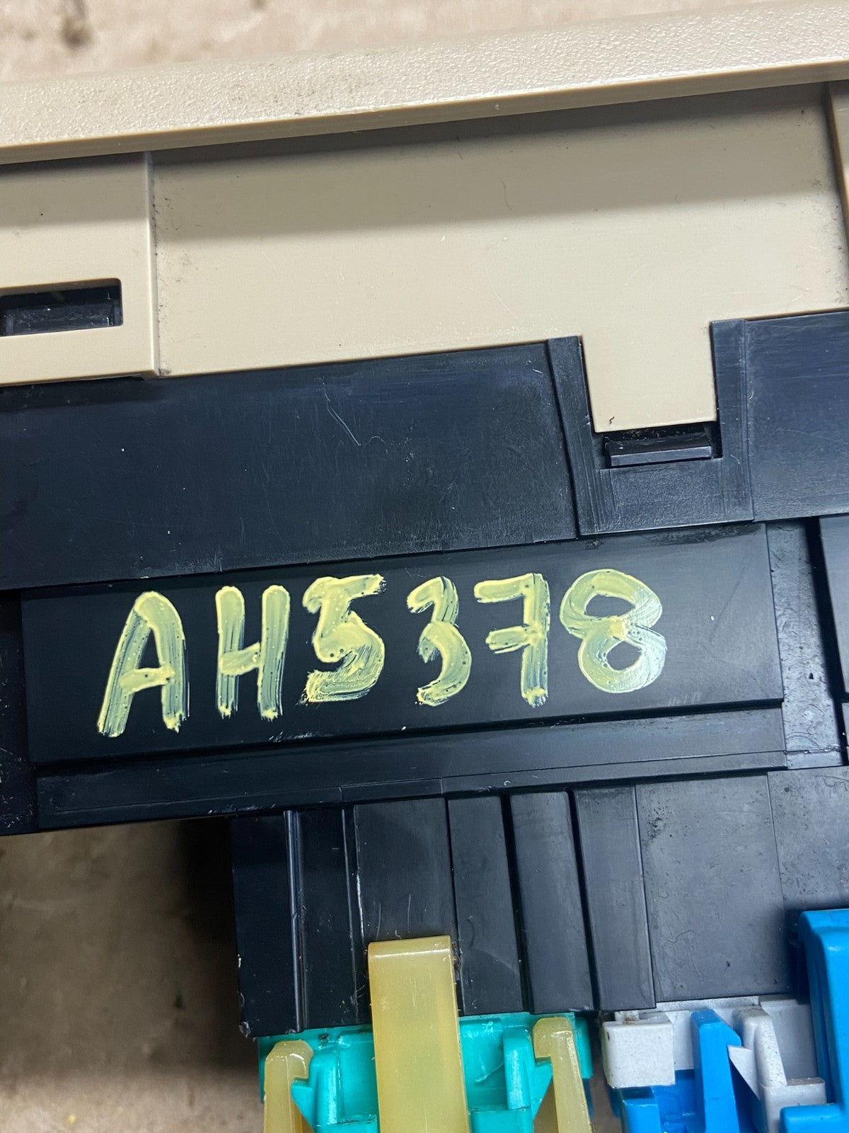 2002 - 2005 GMC Envoy Master Power Door Lock Window Switch Heat Seat AH53785