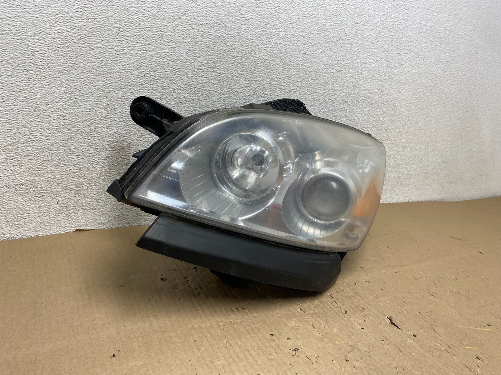 2007 to 2010 Saturn Outlook Left Driver LH Halogen Headlight AG8015 DW1