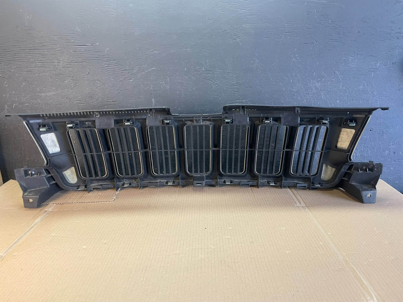 2011 to 2013 Jeep Grand Cherokee Front Upper Grill Grille AE3504 DG4