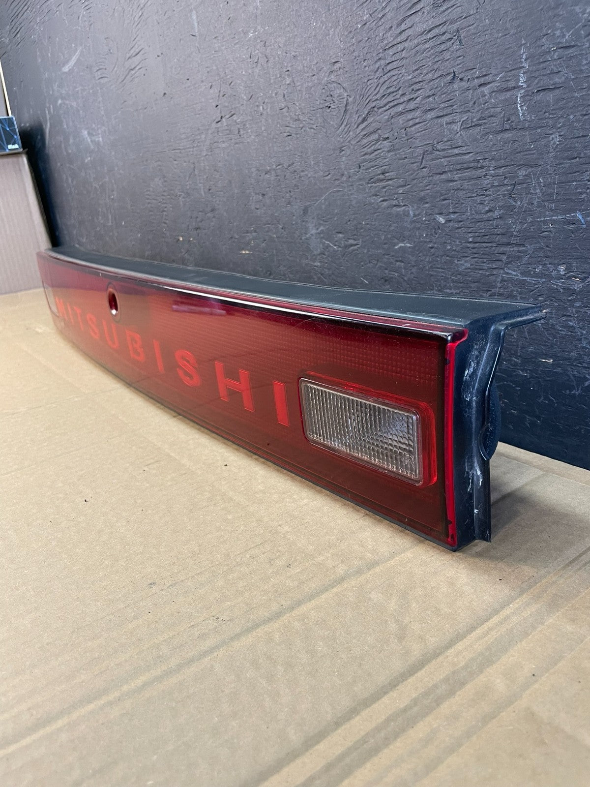1994 Mitsubishi 3000 GT Tailgate Bootlid Trim Molding Cover Reflector 132375981