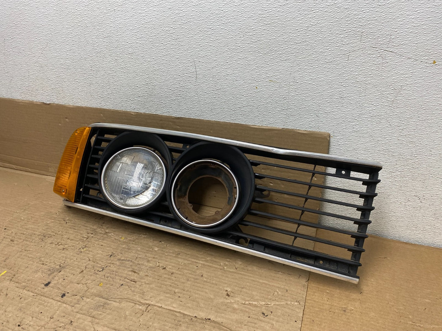 1978 to 1982 BMW 7 E23 733i  Right Passenger Halogen Headlight W/Cover o3701 DG1