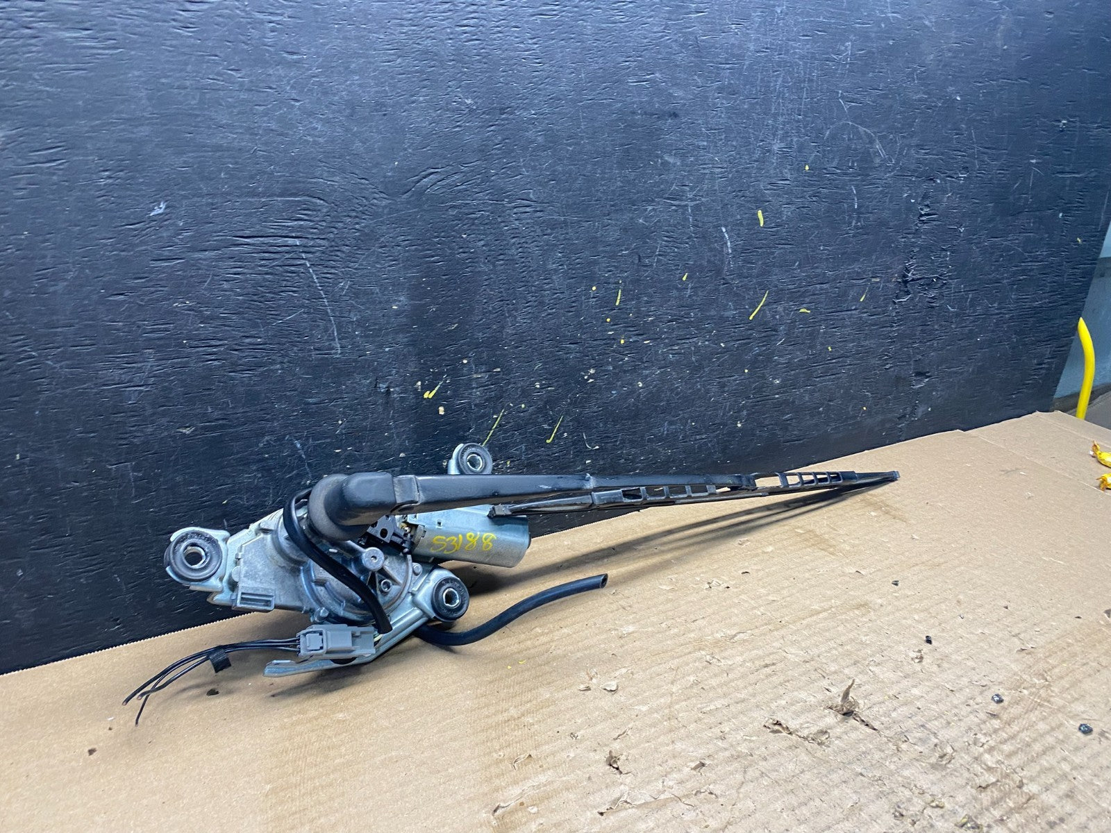 2010 to 2012 Land Range Rover Rear Glass Windshield Wiper Motor OEM S3188 DG2