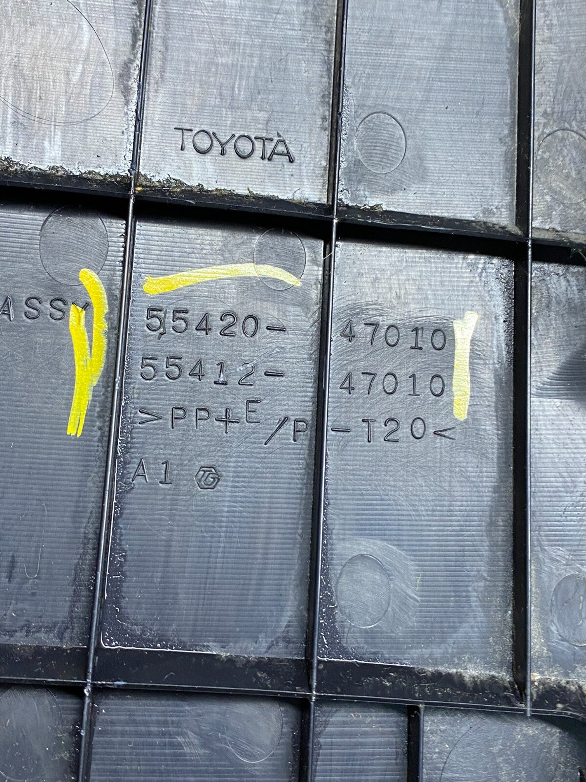 2004 to 2009 Toyota Prius Center Console Storage Trim Bezel H8090 DG16