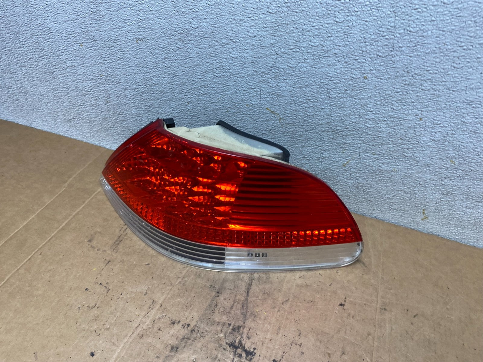 2002 to 2005 BMW 7-Series 745i 760i Right Passenger RH Side Tail Light T23861
