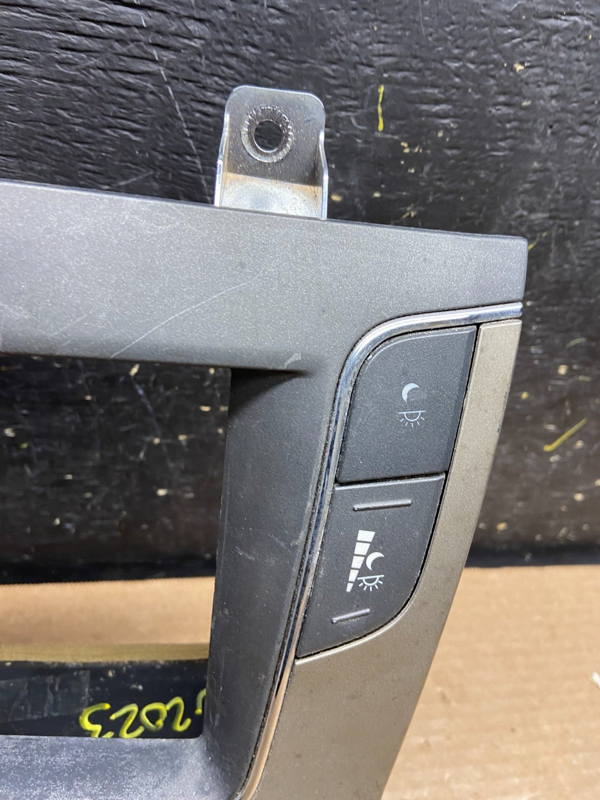 2010 - 2012 Lincoln Mkt Center Dash Gps Radio Bezel Panel Air Vent OEM W2023 DG4