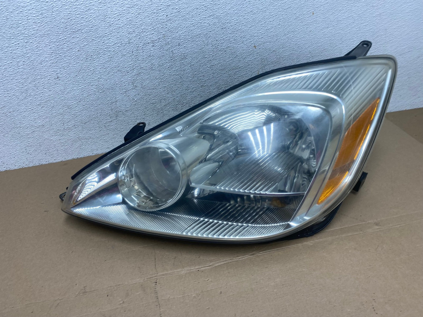 2004-2005 Toyota Sienna Left Driver LH Side Halogen Headlight AF4362 LK0