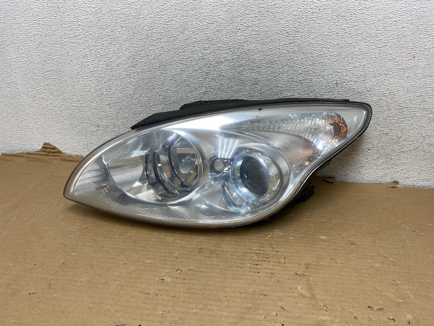 2010 to 2012 Hyundai Elantra Touring Left Driver Headlight Halogen AG9198 DW0
