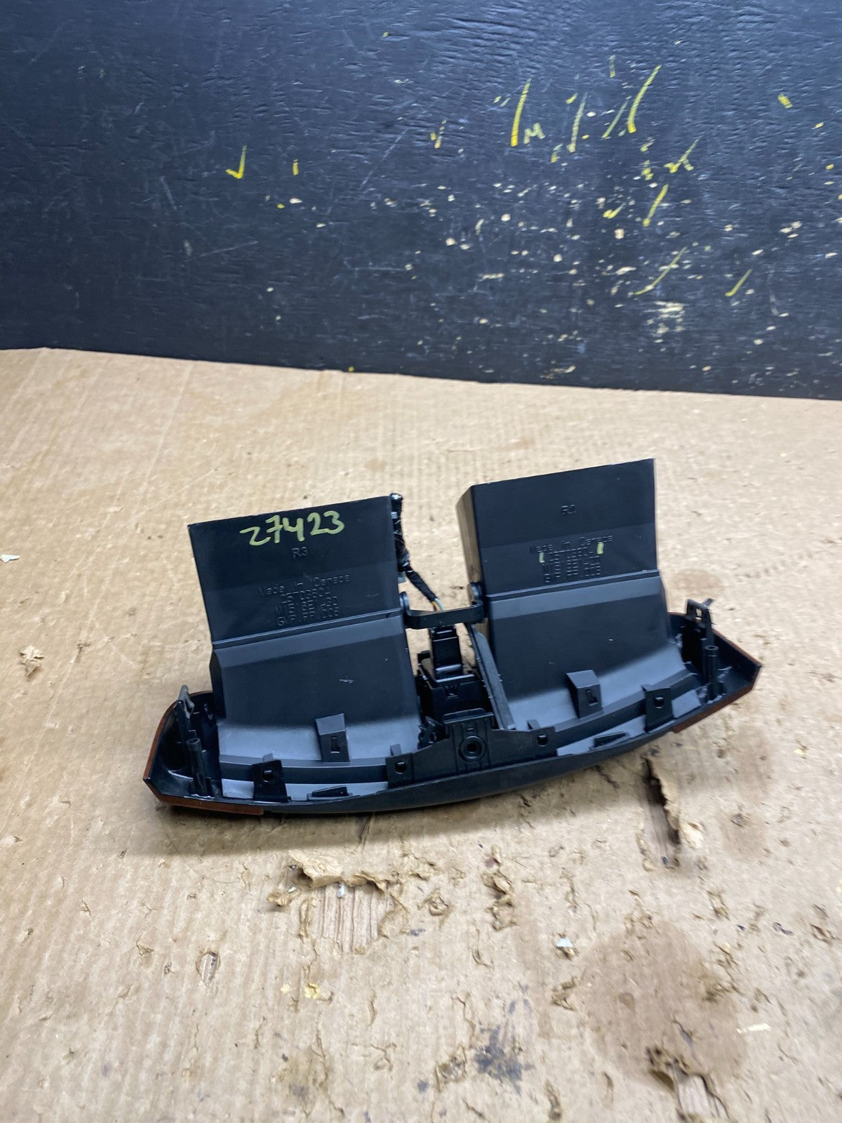 2004 to 2009 Cadillac SRX Front Center Dash A/C Air Vent Z7423 DG4