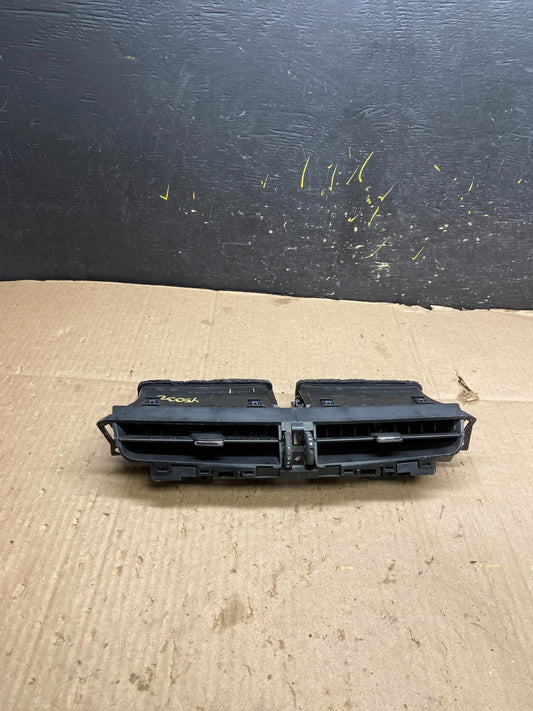 2013 to 2017 Cadillac XTS Center Console Front Air Vent Y5332 DG0
