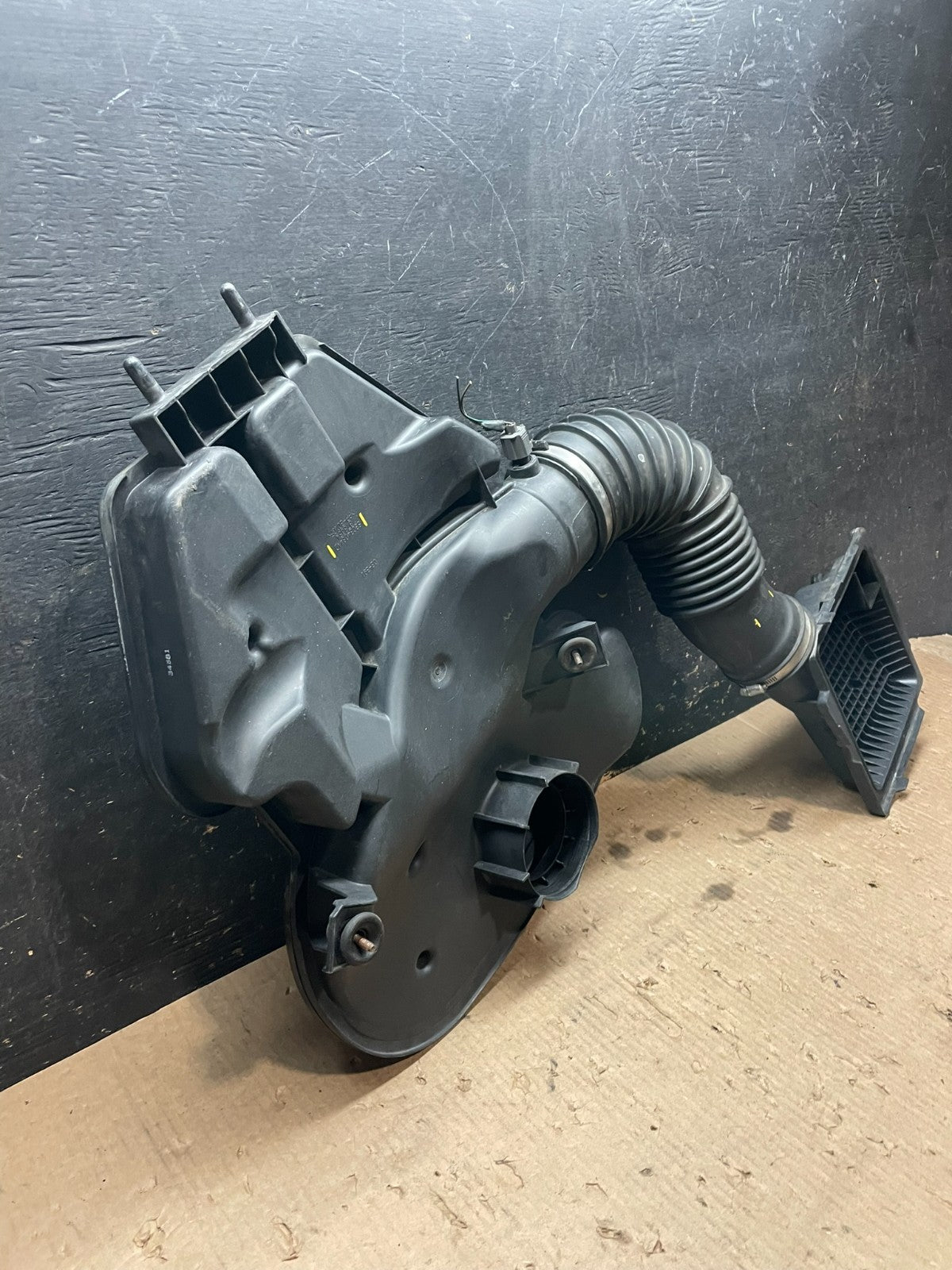 2009 Dodge Durango Air Cleaner Box 53034084AD Z33555