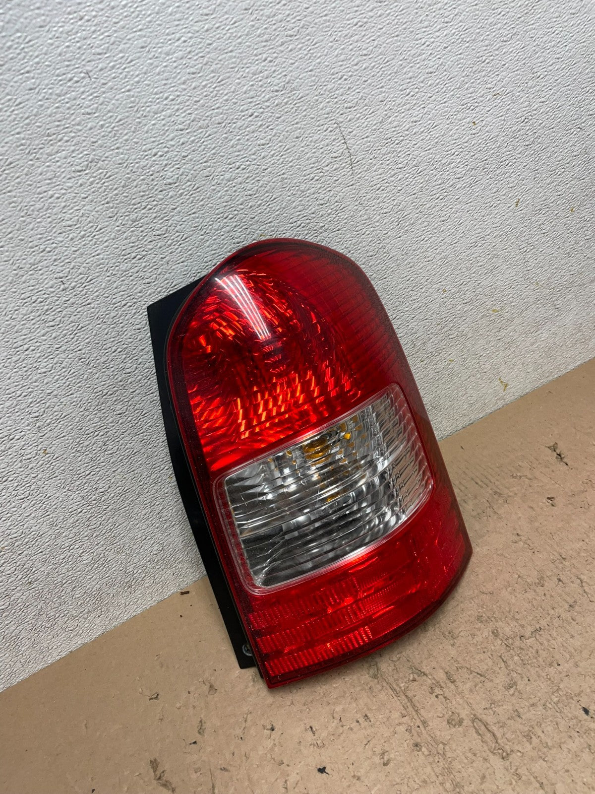 2000 2001 Mazda Mpv Right Passenger RH Side Tail Light Oem q3852 DG2