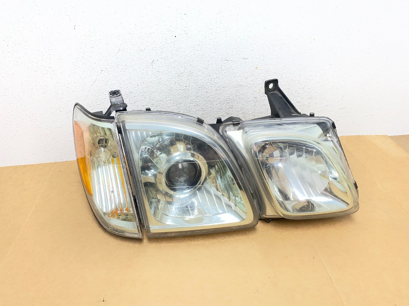 2003 to 2007 Lexus LX470 Right Passenger Side Halogen Headlight AE2903 DW0