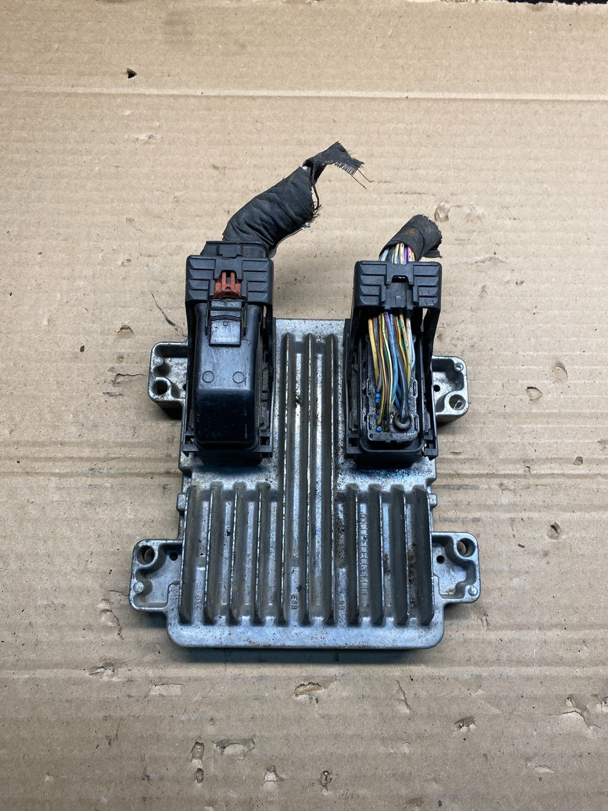 2010 to 2013 Chevrolet Silverado Yukon Engine Control Module ECM ECU AD9452 DG0